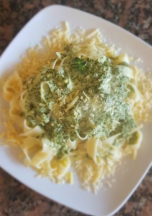 Una foto de Fetuccini No 104, con salsa de espinacas
