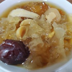 A picture of White fungus soup (dessert).