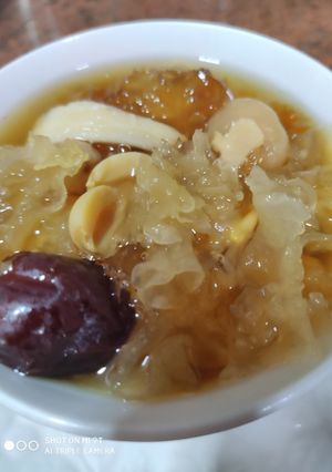 A picture of White fungus soup (dessert).