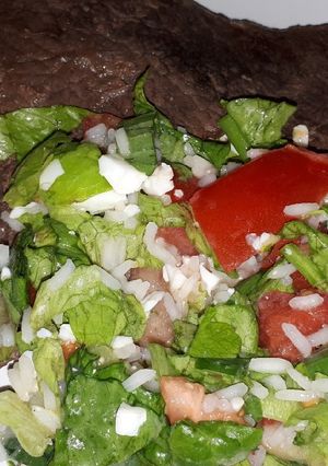 Una foto de Cuadrada a la placha con ensalada