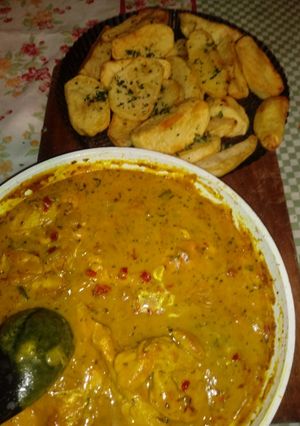 Una foto de Pechugas con salsa de curry y papas doradas