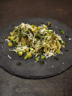 Foto di Spaghetti al pesto di menta zucchine e cacioricotta