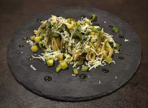Foto di Spaghetti al pesto di menta zucchine e cacioricotta