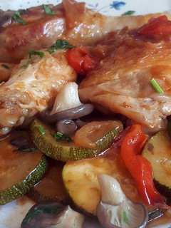 Una foto de Pollo con calabacín