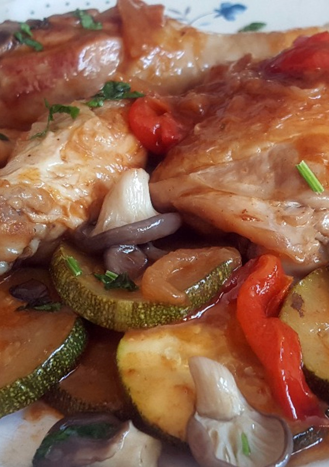 Una foto de Pollo con calabacín