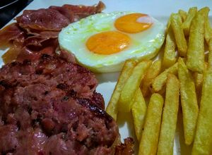 Una foto de HUEVOS Fritos, Chorizo Argentino y Jamón serrano
