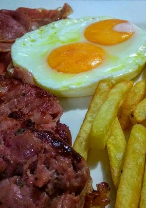 Una foto de HUEVOS Fritos, Chorizo Argentino y Jamón serrano