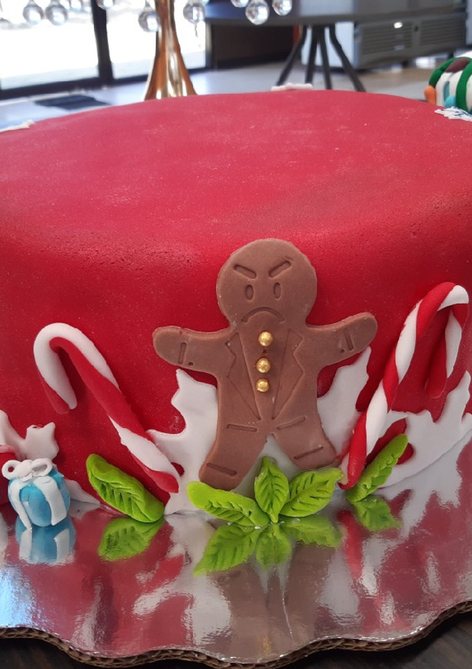 Una foto de Pastel de fondant- diseño navideño