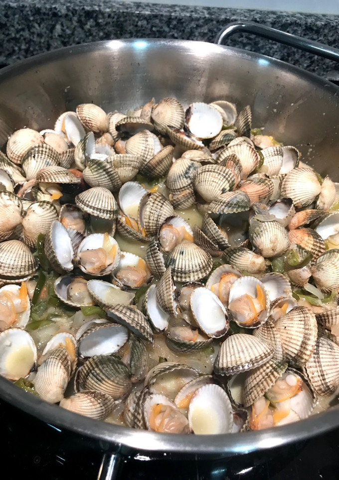 Una foto de Berberechos en salsa a mi manera