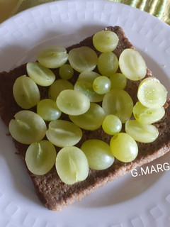 Foto di Pane di segale integrale con uva