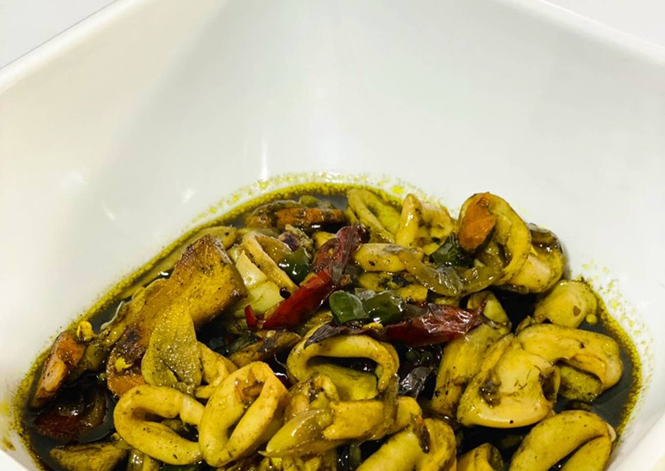 17. Gambarlah dalam warna hitam dan abu-abu (tidak mencurigakan dan kasar)