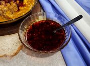 Una foto de guiso con cebolla morada