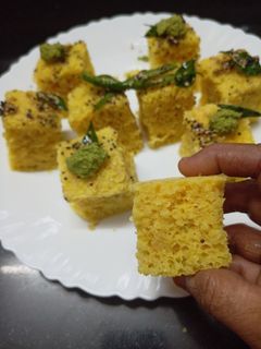 खमण ढोकळा (khaman dhokla recipe in marathi) रेसिपी चे मुख्य फोटो