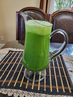 Una foto de Agua fresca de pepino y apio