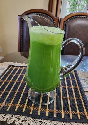 Una foto de Agua fresca de pepino y apio