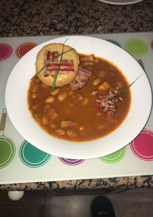 Una foto de Alubias pintas con bacon