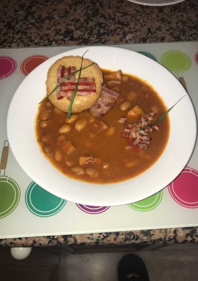 Una foto de Alubias pintas con bacon
