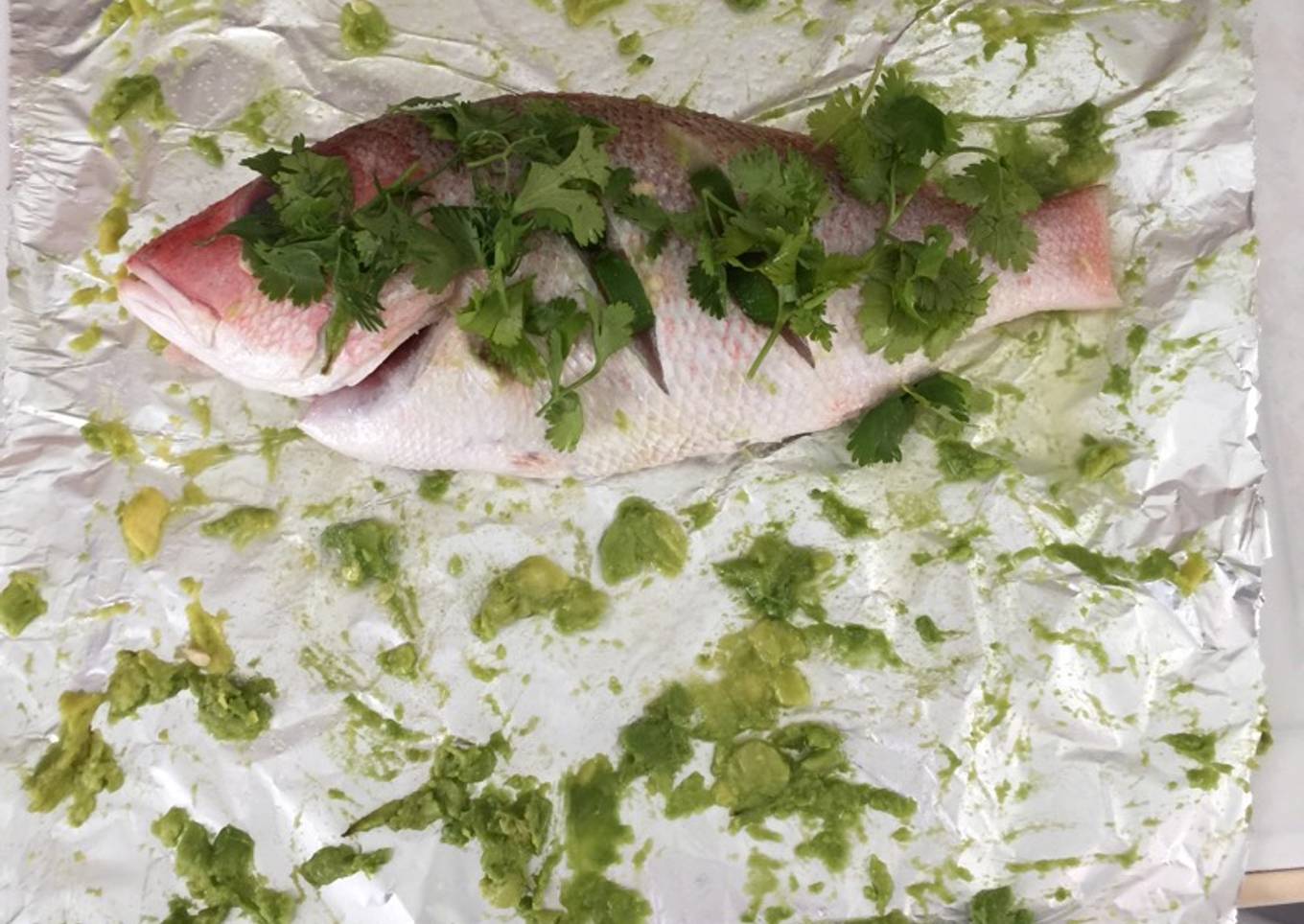 Pescado empapelado con ensalada de fresa espinaca y zanahoria (usando aguacate y limón como anti adherentes)