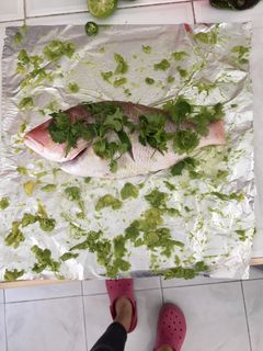 Una foto de Pescado empapelado con ensalada de fresa espinaca y zanahoria (usando aguacate y limón como anti adherentes)
