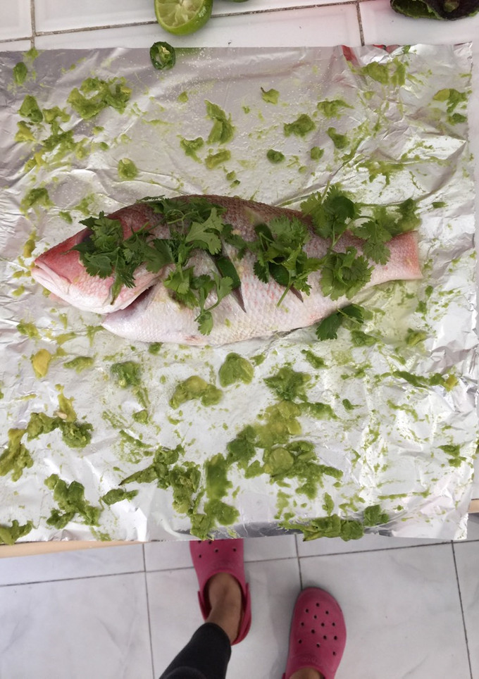 Una foto de Pescado empapelado con ensalada de fresa espinaca y zanahoria (usando aguacate y limón como anti adherentes)