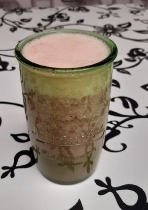 Una foto de Jugo de plátano - frutilla