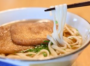 Una foto de Fideos Kitsune Udon (きつねうどん)