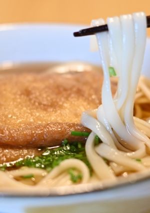 Una foto de Fideos Kitsune Udon (きつねうどん)
