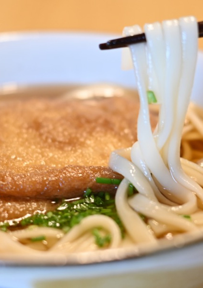 Una foto de Fideos Kitsune Udon (きつねうどん)