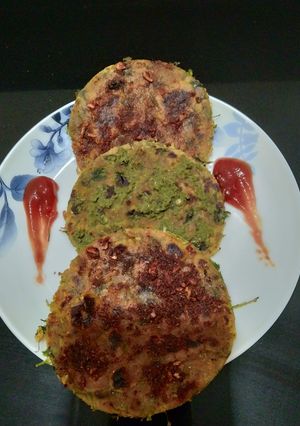 મેથીના થેપલા (Methi Thepla Recipe In Gujarati) રેસીપી મુખ્ય ફોટો
