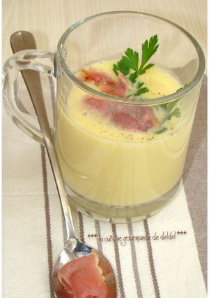 Une photo de Verrine de soupe de maïsau chips de jambon cru