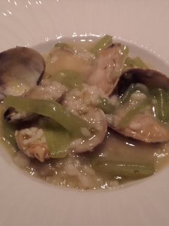 Una foto de Arroz caldoso con almejas y borrajas