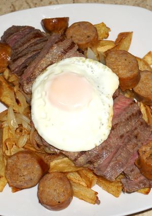 Una foto de Chorrillana de carne asada y chorizo casero