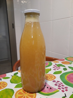 Una foto de Zumo de piña y fresas aromatizado con plantas