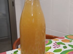 Foto principal de Zumo de piña y fresas aromatizado con plantas