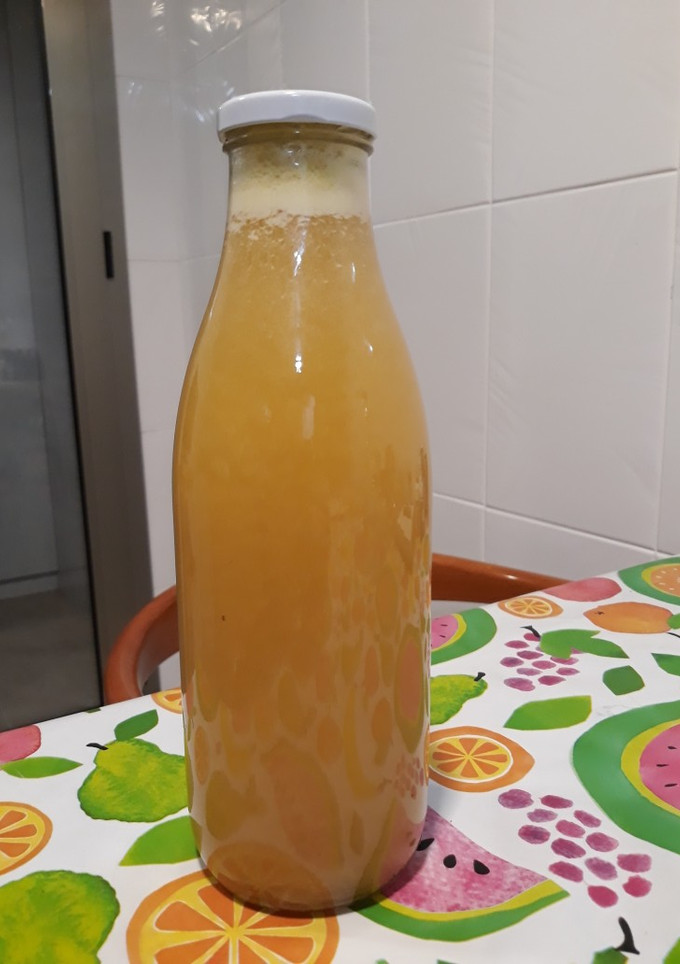 Una foto de Zumo de piña y fresas aromatizado con plantas