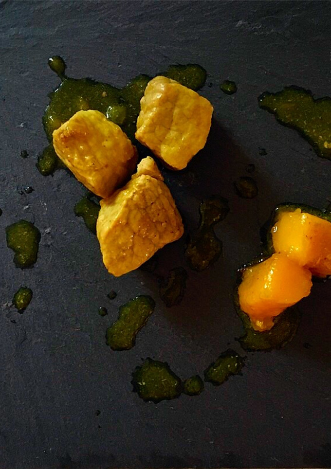 Una foto de Cerdo al curry con mango