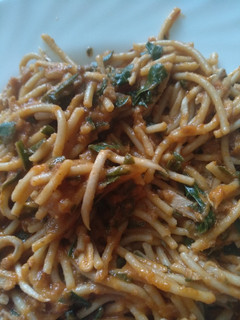 Una foto de Spaghetti con collejas y bonito