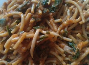 Una foto de Spaghetti con collejas y bonito