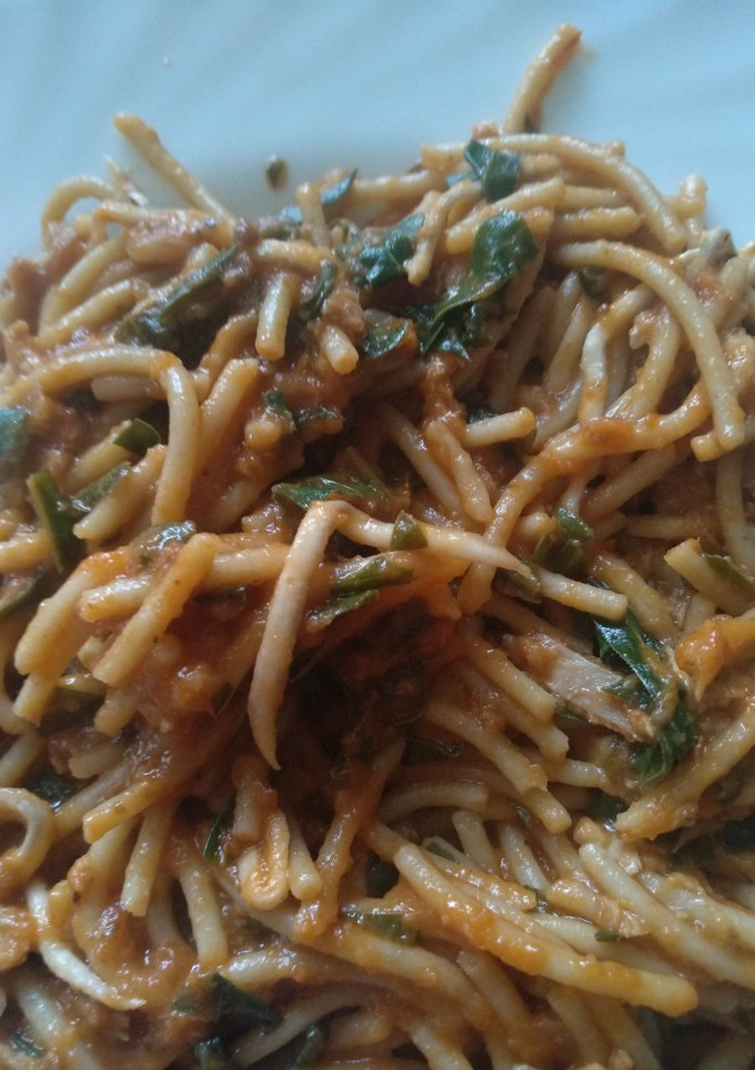 Una foto de Spaghetti con collejas y bonito