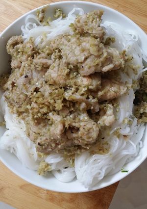 Hình của món Bún thịt xào sả.