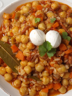 Una foto de Potaje de garbanzos con arroz y verduras