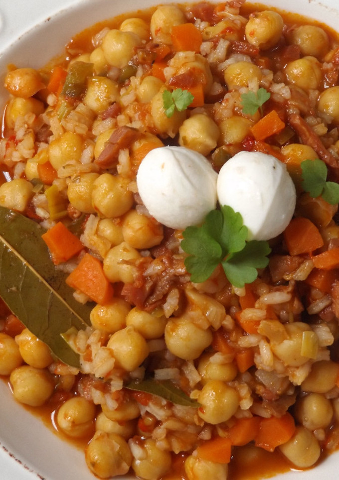 Una foto de Potaje de garbanzos con arroz y verduras