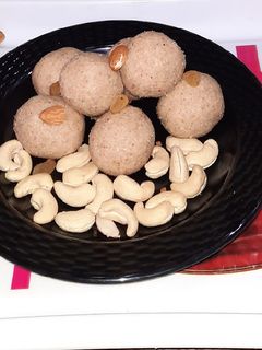 ड्राई फ्रूटस लड्डू (Dry fruits laddu recipe in hindi) रेसिपी मुख्य फोटो