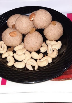 ड्राई फ्रूटस लड्डू (Dry fruits laddu recipe in hindi) रेसिपी मुख्य फोटो