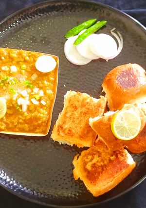 पाव भाजी (Pav bhaji recipe in Hindi) रेसिपी मुख्य फोटो
