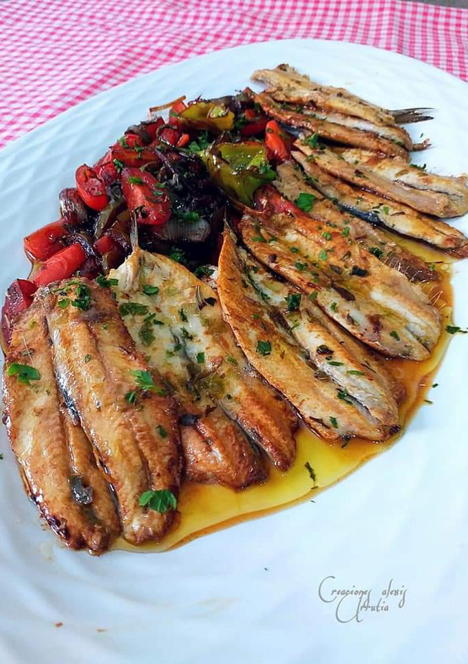 Una foto de Boquerones escabechados con salteado de cherrys y estragón