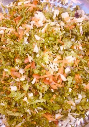 A picture of Lettuce mixed wit veggies.