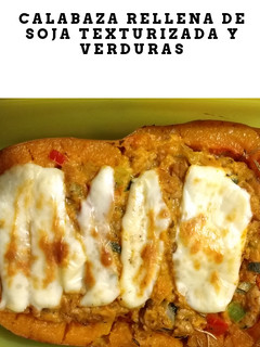 Una foto de Calabaza rellena de soja texturizada y verduras