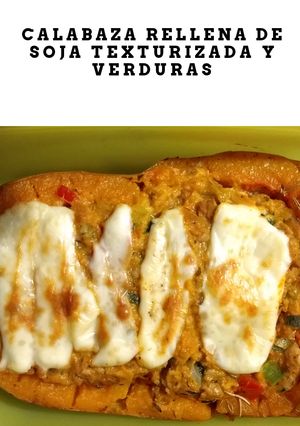 Una foto de Calabaza rellena de soja texturizada y verduras
