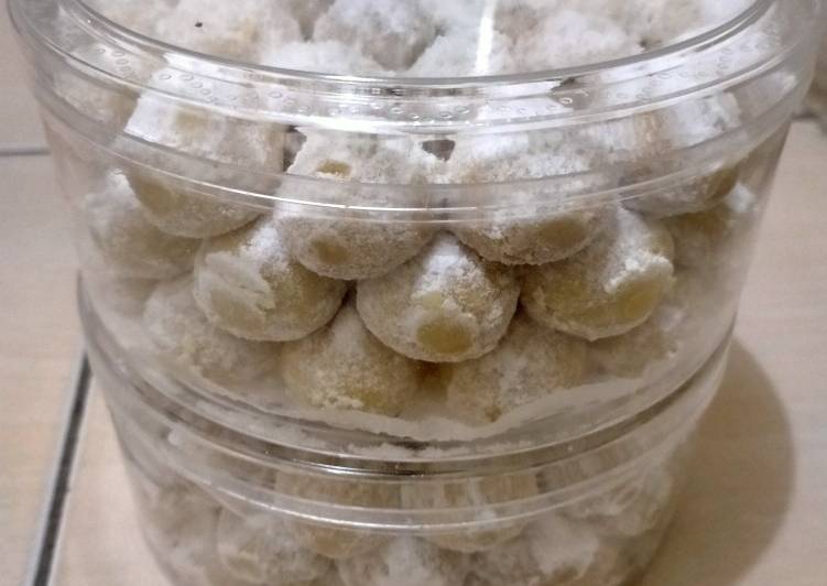 Cara Gampang Membuat Kue bola salju keju lumer yang Bikin Ngiler